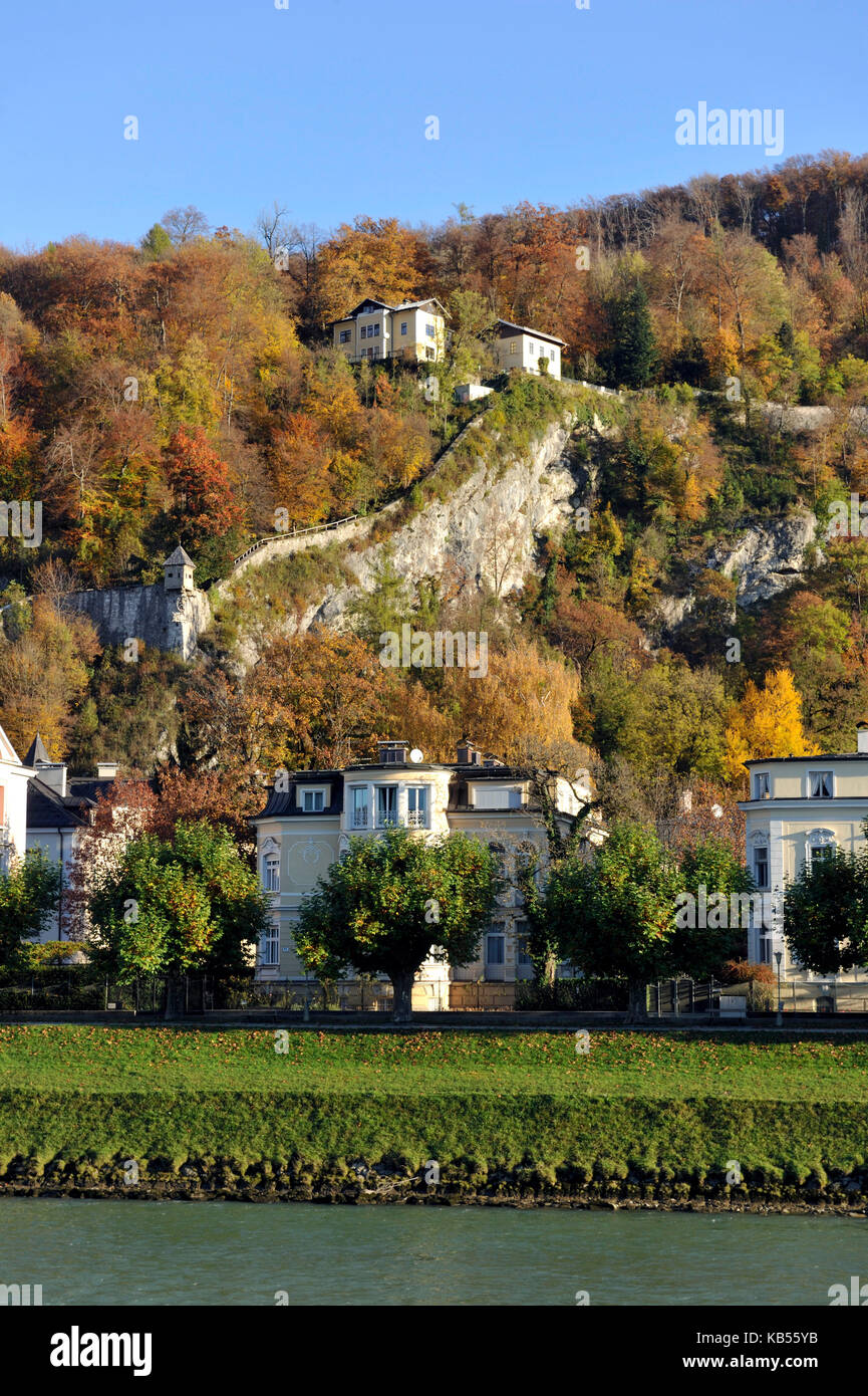 Autriche, Salzbourg, le centre historique classé au patrimoine mondial de l'unesco, la Salzach, banques, le mur de l'église de la colline kapuzinerberg et intérieur district stadt Banque D'Images