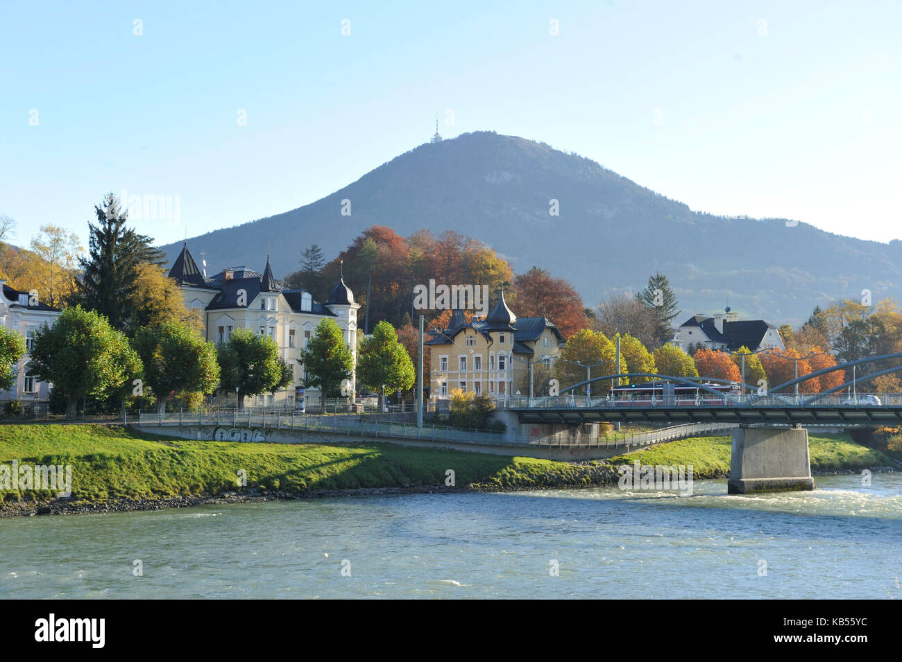 Autriche, Salzbourg, le centre historique classé au patrimoine mondial par l'unesco, la rivière Salzach et le centre ville quartier des banques Banque D'Images