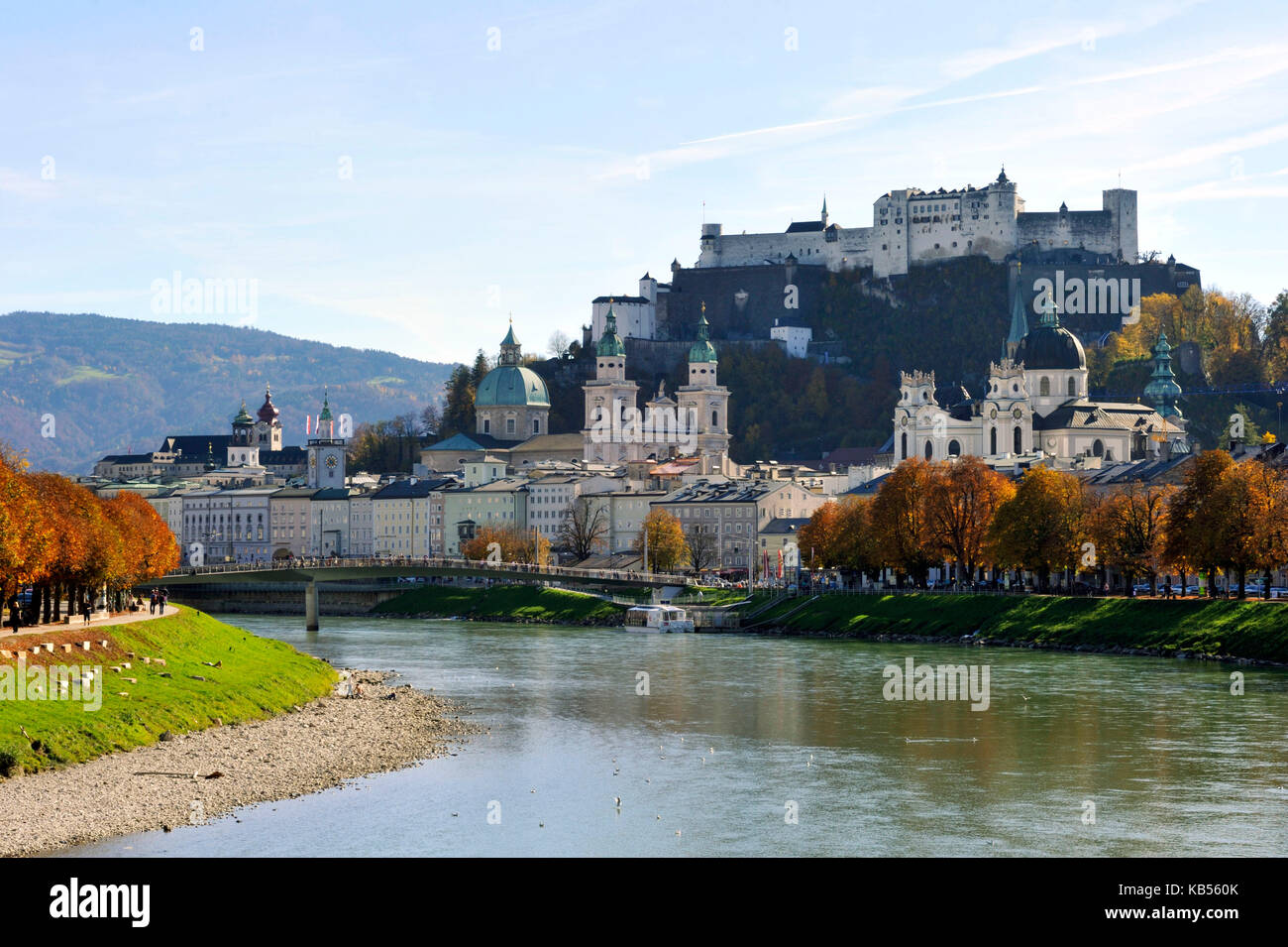 Autriche, Salzbourg, le centre historique classé au Patrimoine Mondial par l'UNESCO, la vieille ville avec la rivière Salzach banques et Château de Hohensalzburg Banque D'Images