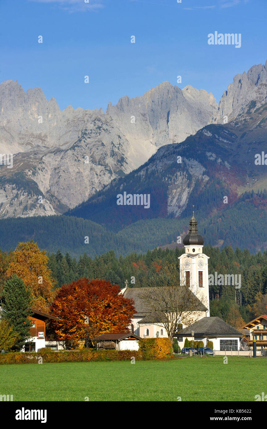 Autriche, Tyrol, Oberndorf im Tyrol, paysage alpin et cottage avant le Wilder Kaiser Banque D'Images