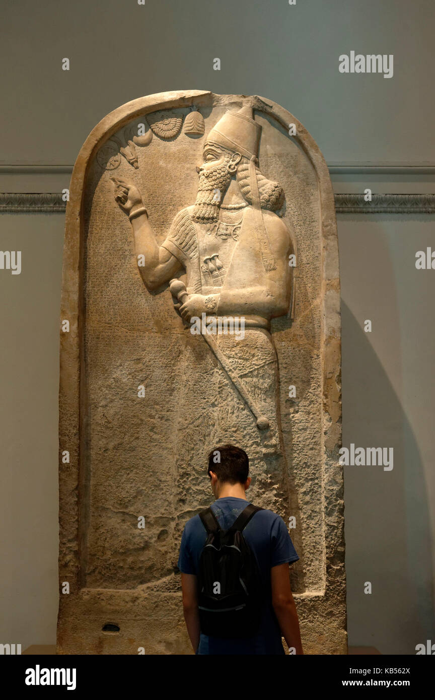 Royaume-uni, Londres, Bloomsbury, British museum, l'art assyrien antique stèle de gypse, le roi assyrien assurnazirpal ii, 883-859 av. Banque D'Images