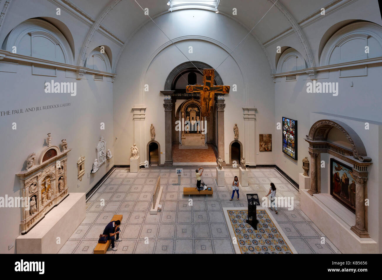 Royaume-Uni, Londres, South Kensington, Victoria and Albert Museum (V&A Museum) fondé en 1852, salle dédiée à l'intérieur de l'église Renaissance avec Crucifix peint par Antonio da Saliba en 1490-1500 Banque D'Images
