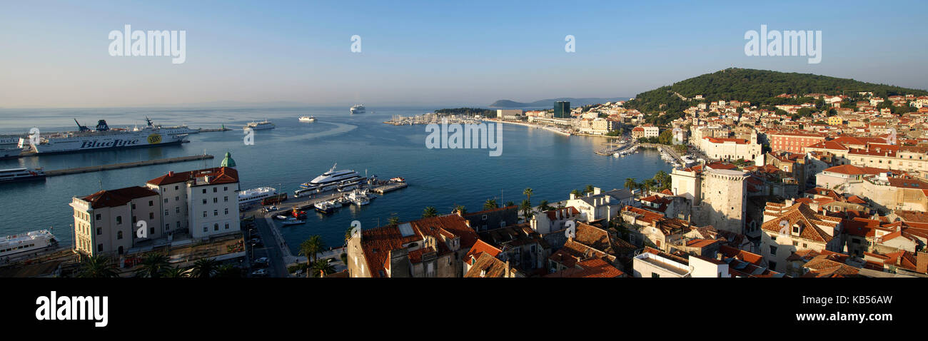 La Croatie, la côte dalmate, Split, vieille ville romaine classée au Patrimoine Mondial de l'UNESCO et Riva (ou promenade en bord de mer) Banque D'Images