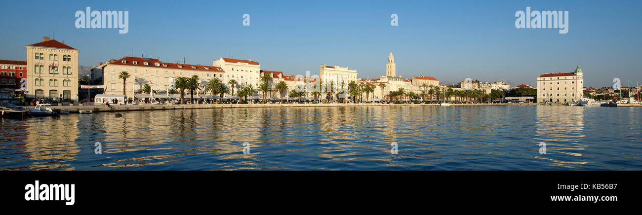 Croatie, côte dalmate, Split, vieille ville romaine classée au patrimoine mondial de l'UNESCO et Riva (ou promenade en bord de mer) bordée de palmiers Banque D'Images