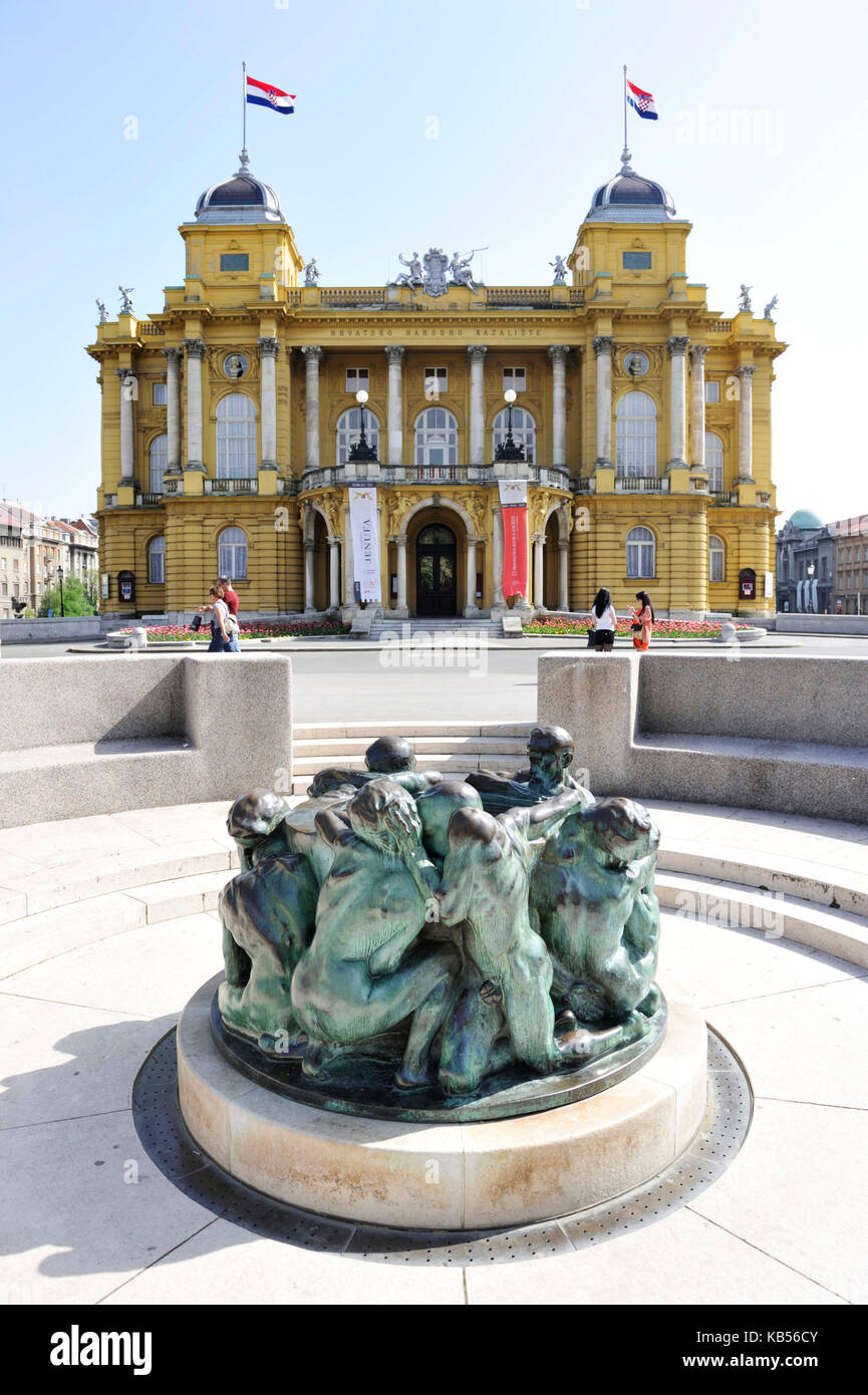 Croatie, Zagreb, sculpture la vie fontaine par sculpteur croate Ivan Mestrovic, en face du théâtre national Banque D'Images