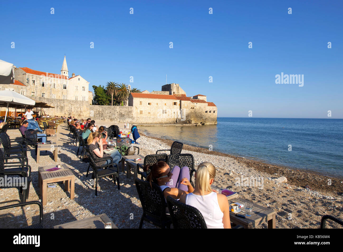 Le Monténégro, côte adriatique, vieille ville de Budva, terrasse de café sur la plage Banque D'Images