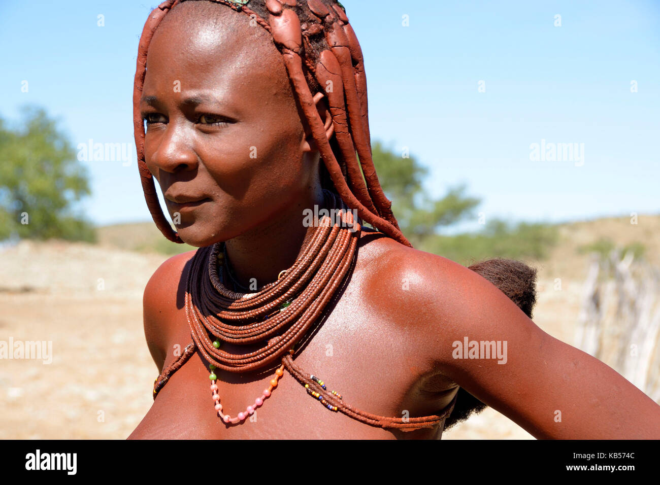 La Namibie, kaokoland ou kaokoveld, himba village, jeune femme himba Banque D'Images