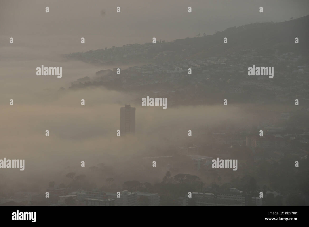 L'Afrique du Sud, Western Cape, brouillard sur la ville du Cap, vue de Signal Hill Road Banque D'Images
