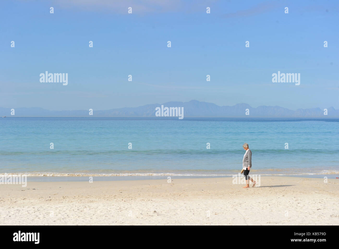 L'Afrique du Sud, Western Cape, Cape Peninsula, fish hoek, seule personne à pied sur la plage Banque D'Images