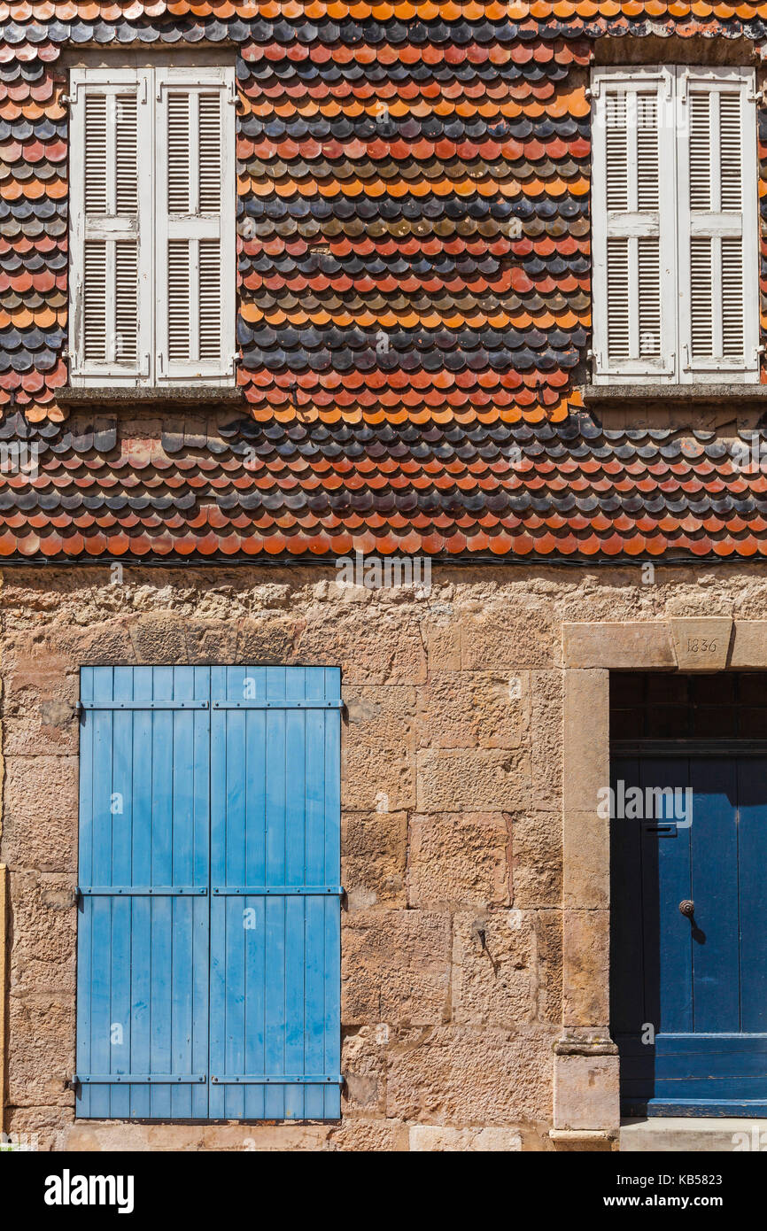 La France, Var, Provence Verte (Provence), Carcès, la ville médiévale, façade de tuiles vernissées utilisé pour protéger les maisons Banque D'Images