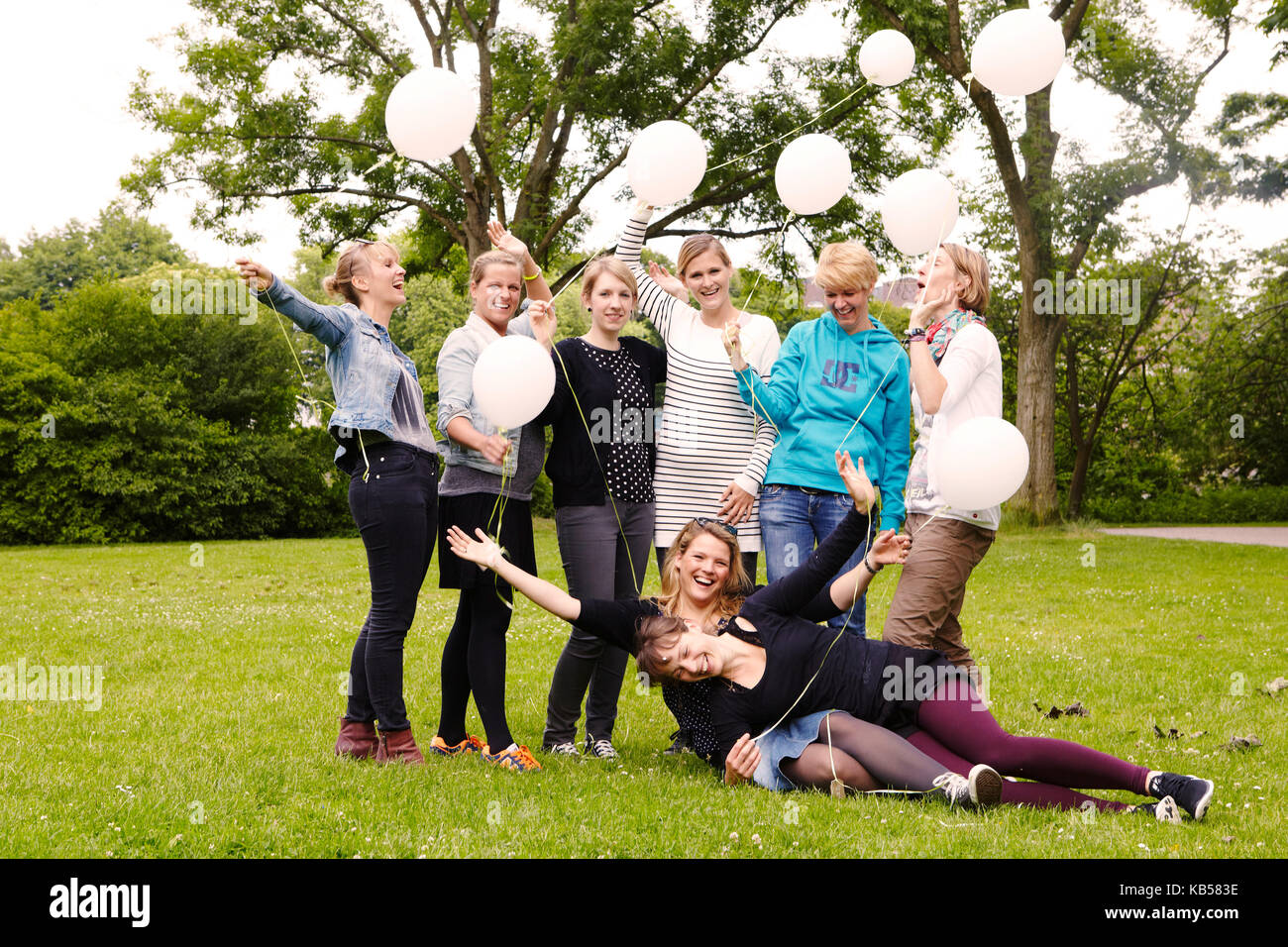 Amies lors d'une fête de baccalauréat, photo de groupe avec ballons, Banque D'Images