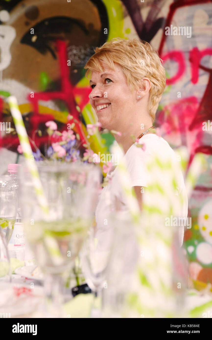 Partie de bachelorette, blond womann sourire, boissons Banque D'Images