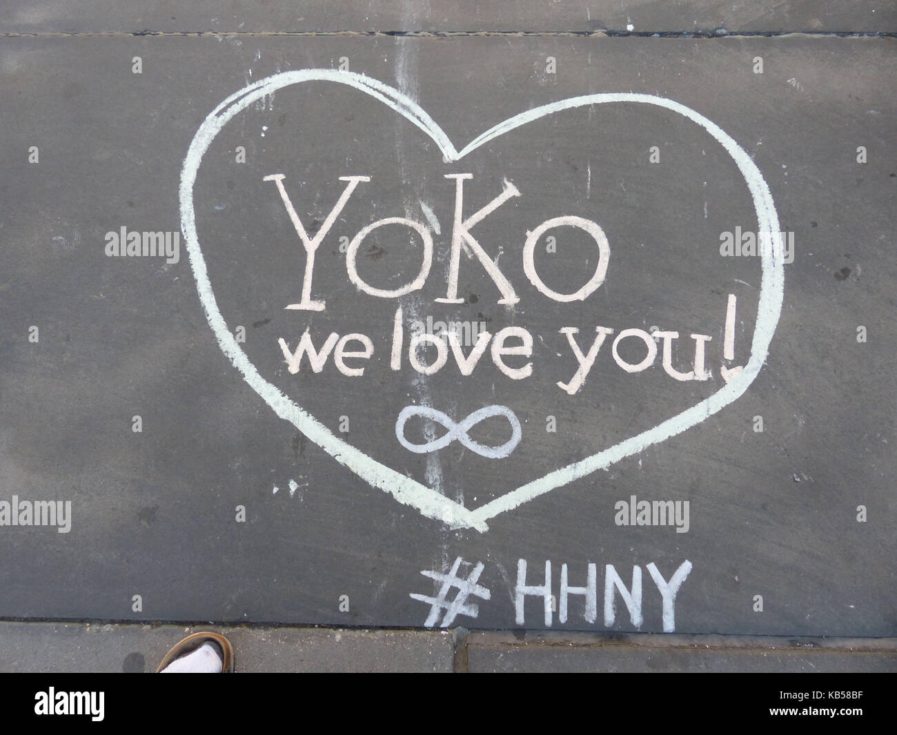 Cœur dessiné par craie sur le trottoir de New York « Yoko, nous vous aimons ! » Panneau, louant Yoko Ono Banque D'Images