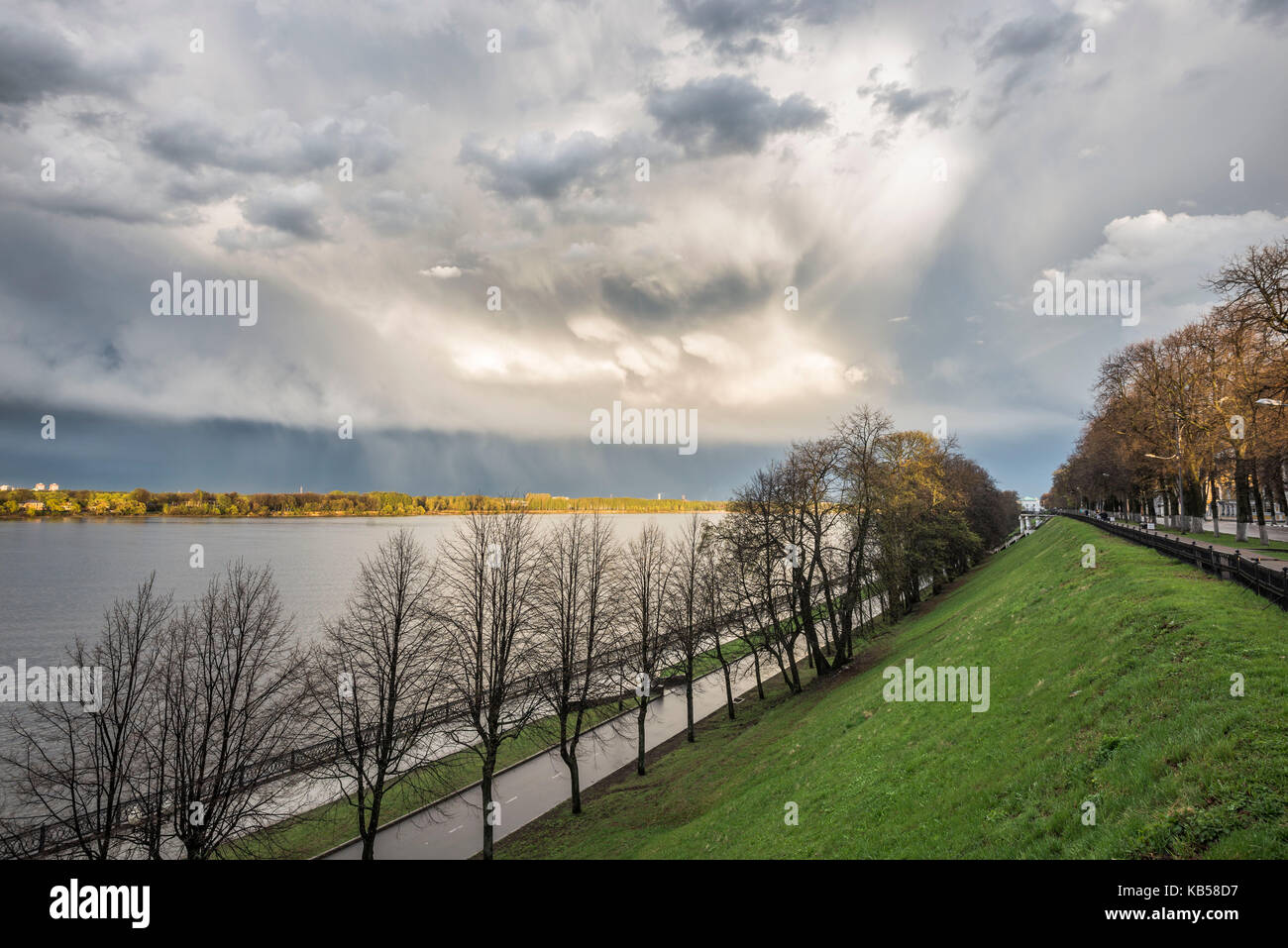 Multicouche énorme nuage tempête s'approche de la rivière Volga à Yaroslavl ville, Russie Banque D'Images