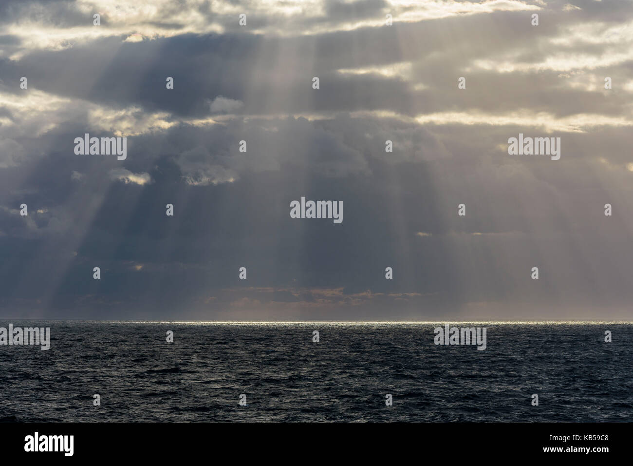 Le Soleil Perce Les Nuages Avec Les Rayons Du Soleil Sur La Mer Banque De  Photographies Et D'Images À Haute Résolution - Alamy