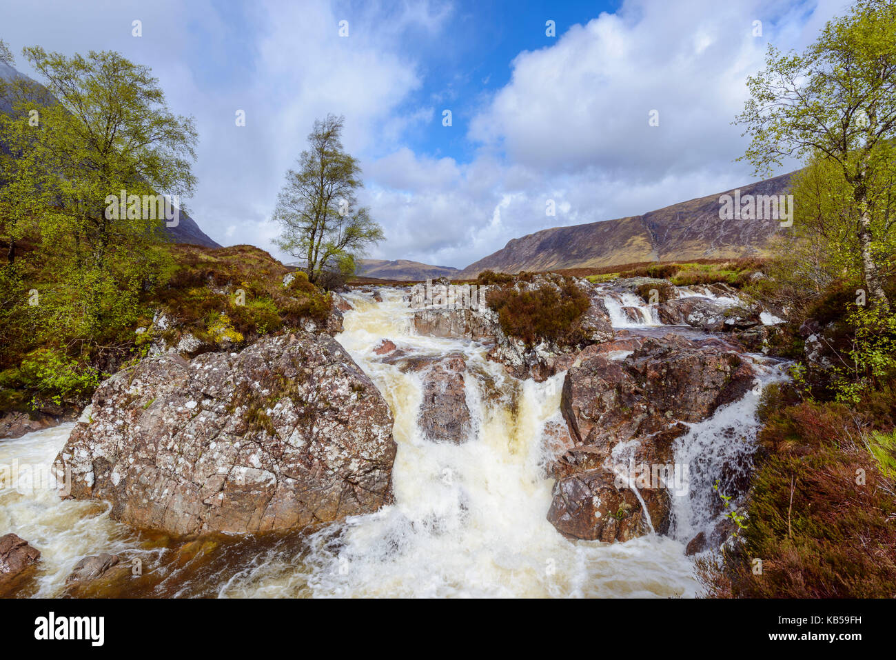 Cascade sur la rivière coupal et montagne buachaille etive mor, Glen Coe, Ecosse, Royaume-Uni Banque D'Images