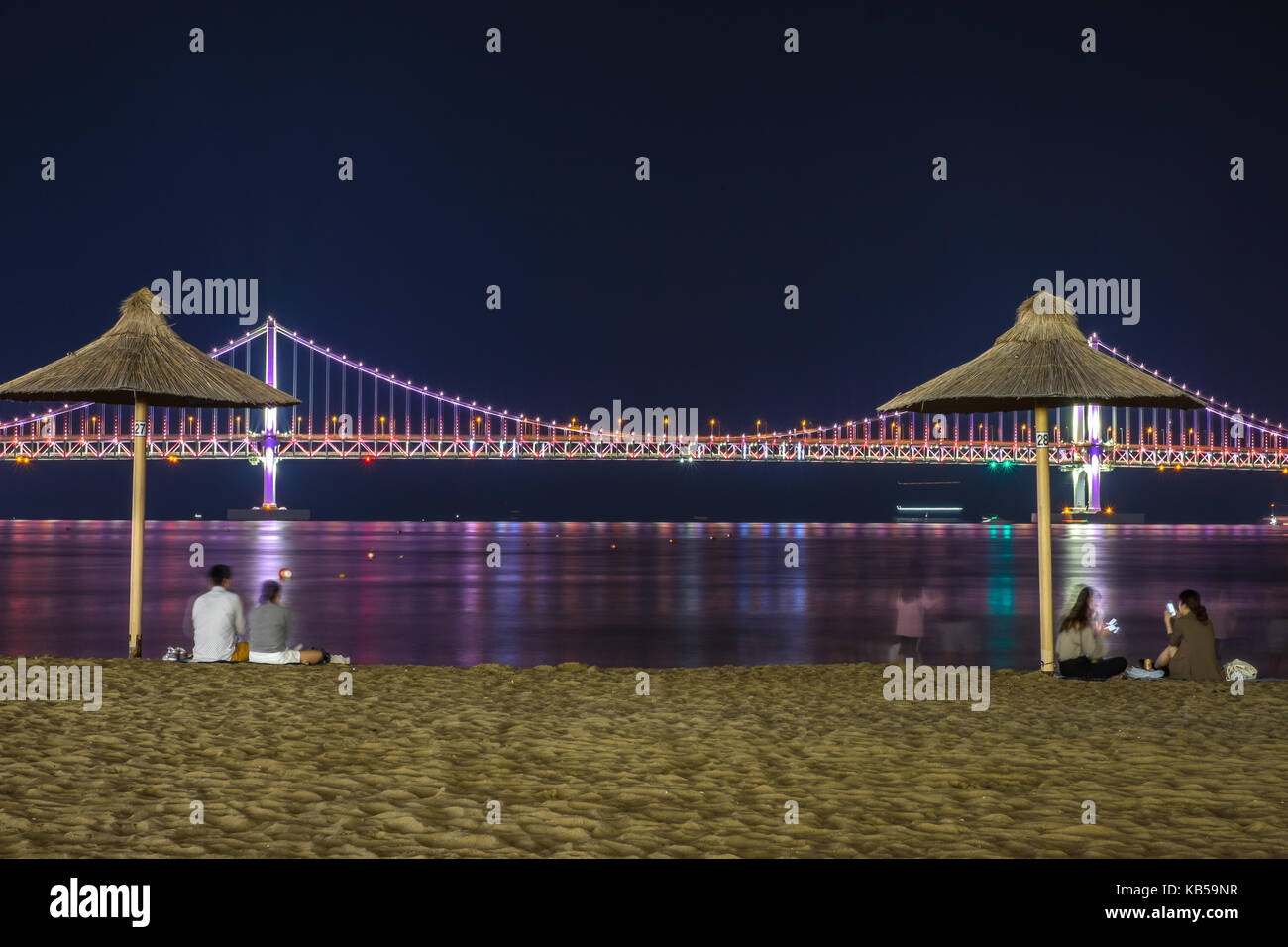 Gwangalli beach et Gwangan bridge at night à Busan en Corée du Sud. Banque D'Images