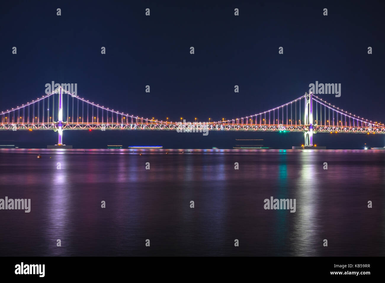 Gwangalli beach et Gwangan bridge at night à Busan en Corée du Sud. Banque D'Images