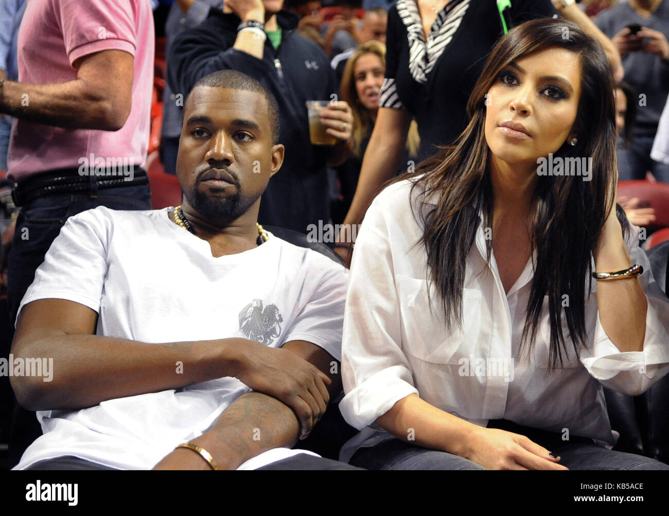 Miami, FL - DÉCEMBRE 06: Kanye West et Kim Kardashian assistent au match entre les Knicks de New York et Miami Heat à American Airlines Arena le 6 décembre 2012 à Miami, en Floride. Crédit Hoo-Me.com / Mediapunch Personnes: Kanye West Kim Kardashian Transmission Ref: Fl77 Banque D'Images