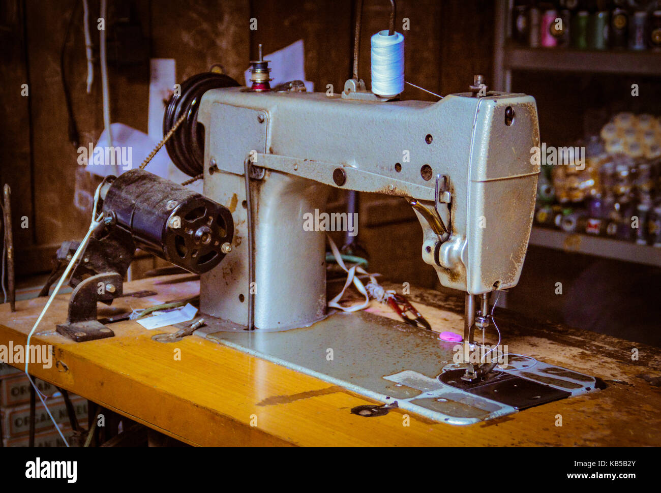 Une vieille machine à coudre manuelle dans un atelier de couture dans la  région de Pokhara, Népal Photo Stock - Alamy
