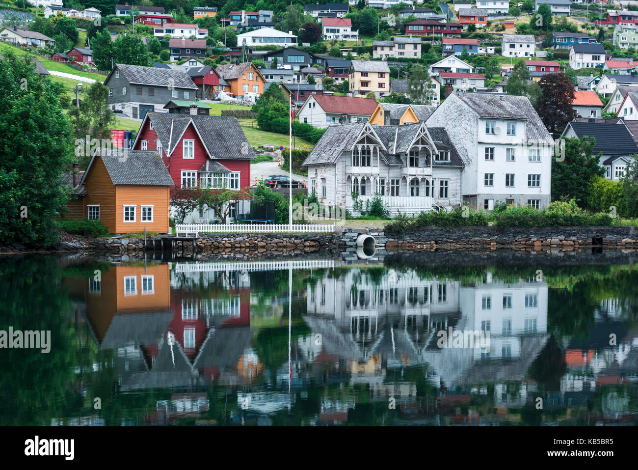 Nuageux vue d'été de l'hardangerfjord Banque D'Images