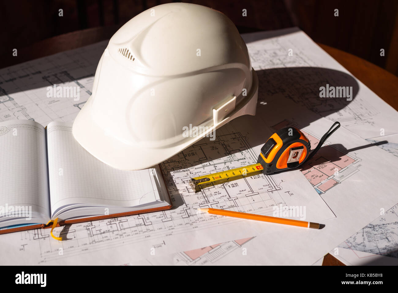 Dans le plan de construction sont le crayon, le casque et la roulette Banque D'Images