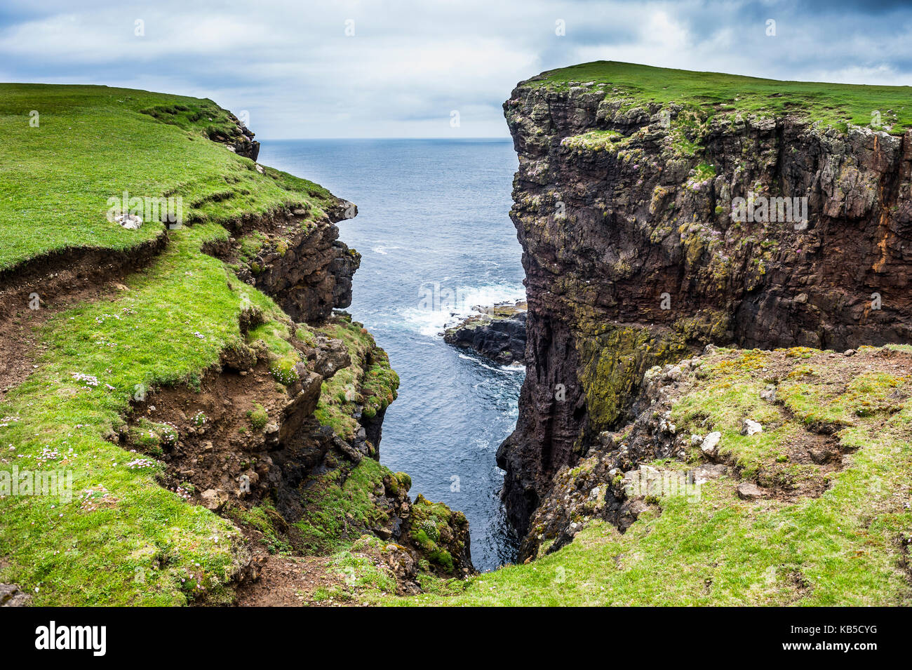 Les falaises spectaculaires sous l'eshaness phare, îles Shetland, Écosse, Royaume-Uni, Europe Banque D'Images
