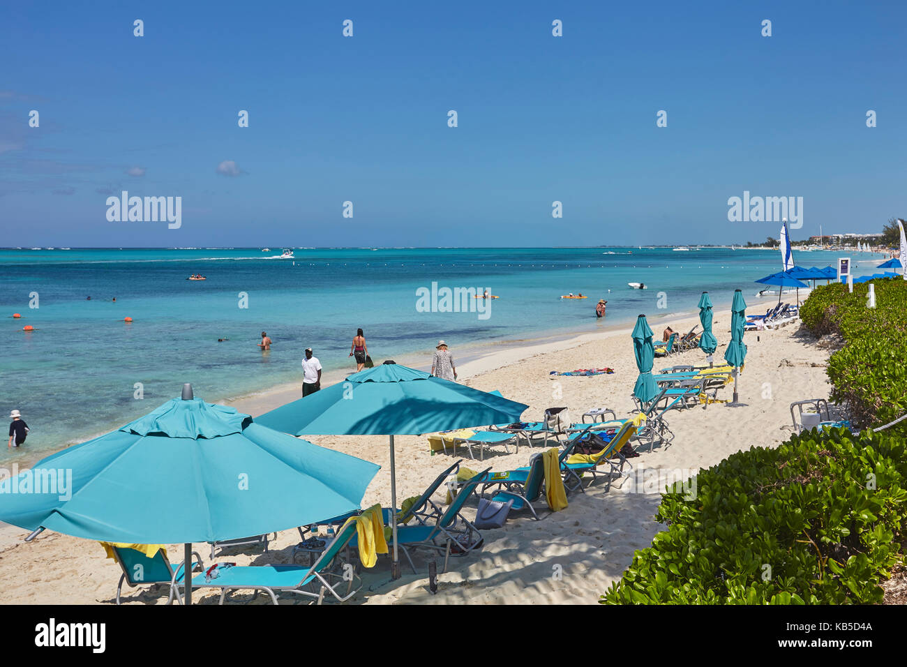 Une vue sur Grace Bay au coral garden resort et quelque part de restaurant, Providenciales, Turks et Caicos, dans les Caraïbes Banque D'Images