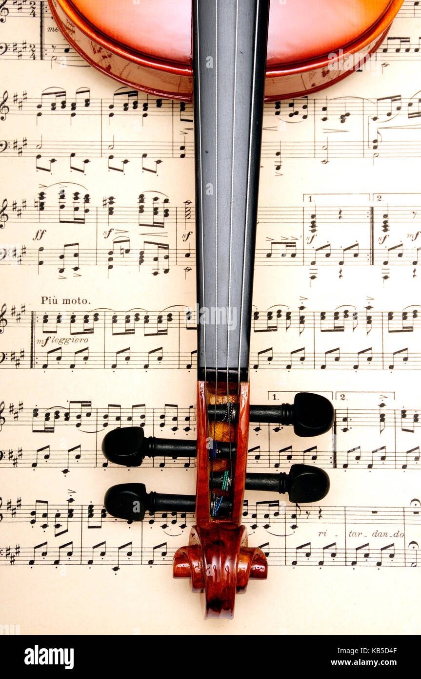Violon classique sur une feuille de musique Banque D'Images