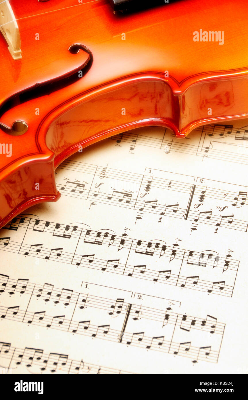 Violon classique sur une feuille de musique Banque D'Images
