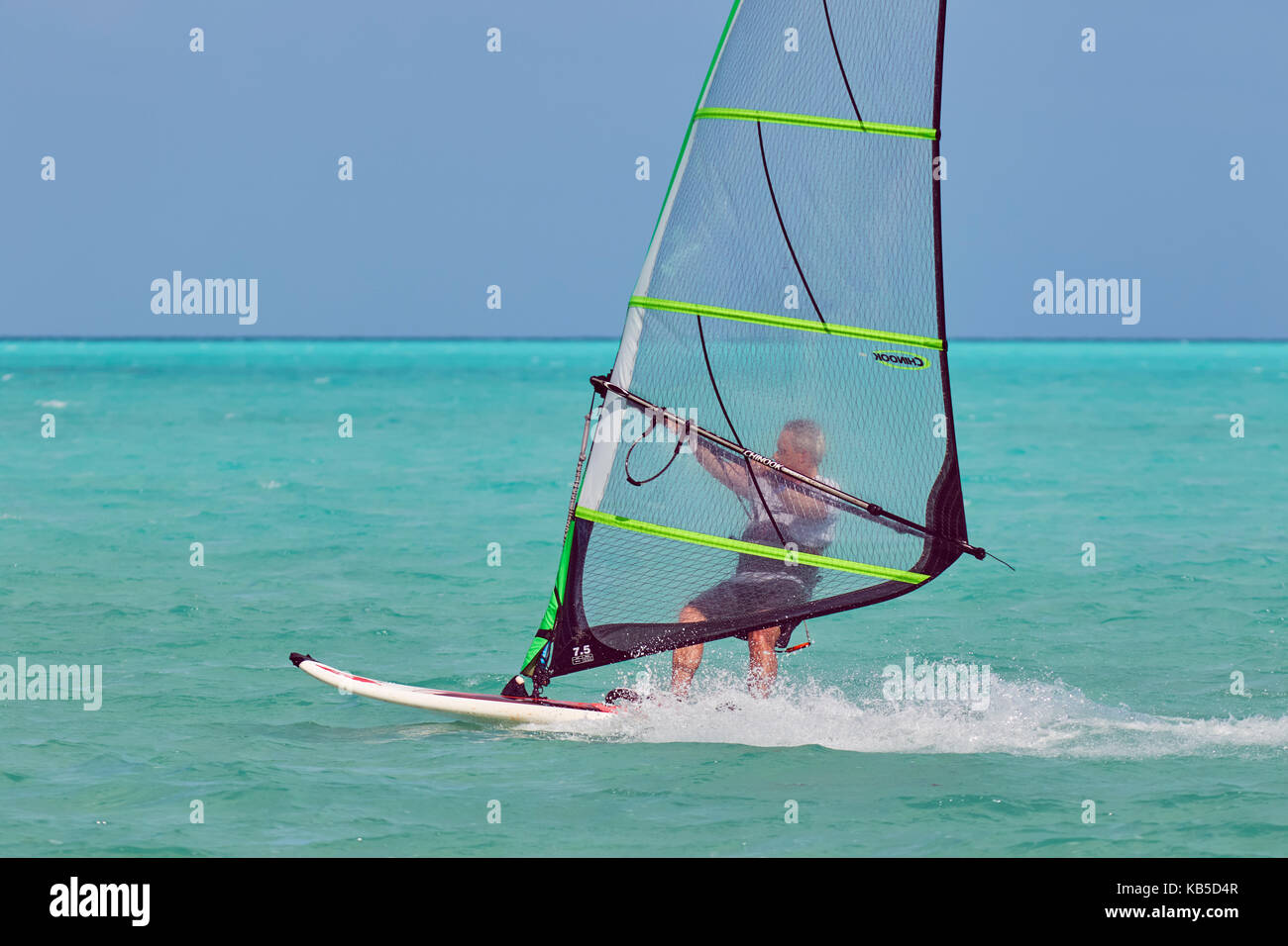 Planche à voile à long bay beach, sur la côte sud de Providenciales, Turks et Caicos, dans les Caraïbes, l'Amérique centrale Banque D'Images