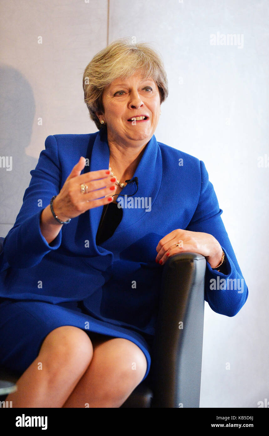 La première ministre Theresa May répond à une question de l'auditoire lors de la conférence « Independence 20 Years on » de la Banque d'Angleterre, qui marque deux décennies d'indépendance opérationnelle par rapport au gouvernement britannique, au Fishmongers Hall de la City de Londres. Banque D'Images