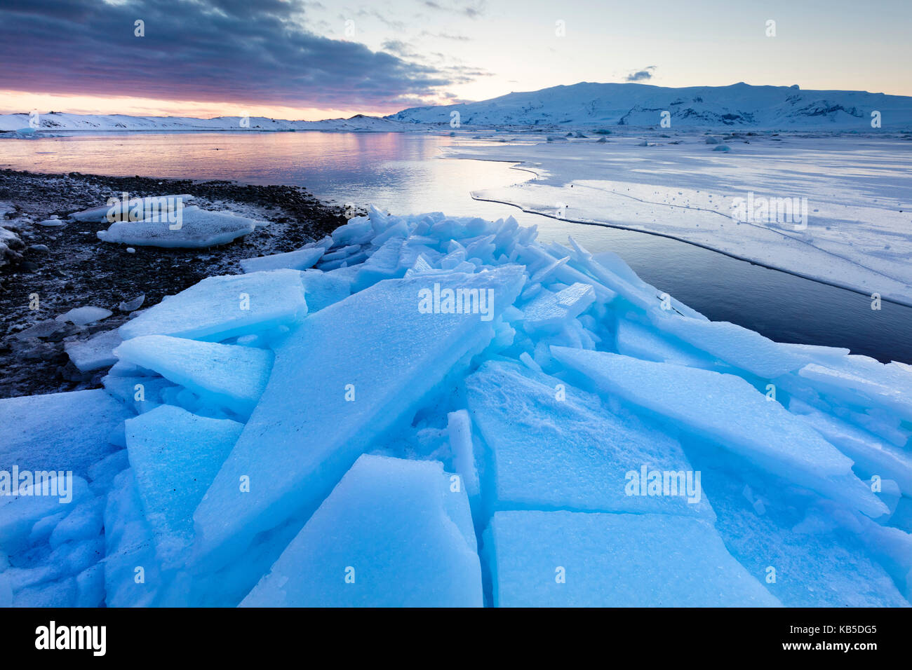 Coucher de soleil sur jokulsarlon glacial lagoon gelés en hiver, le sud de l'Islande, les régions polaires Banque D'Images