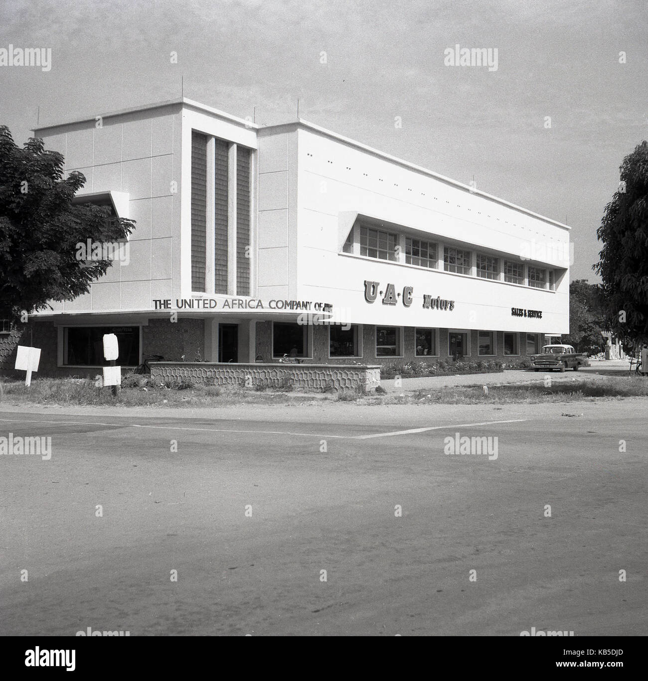 Années 1950, historique, le Nigeria, l'Afrique de l'Ouest, l'image montre l'extérieur de l'impressionnant moteur Vente et services showroom et bureaux de l'Entreprise Afrique du Nigeria. Banque D'Images