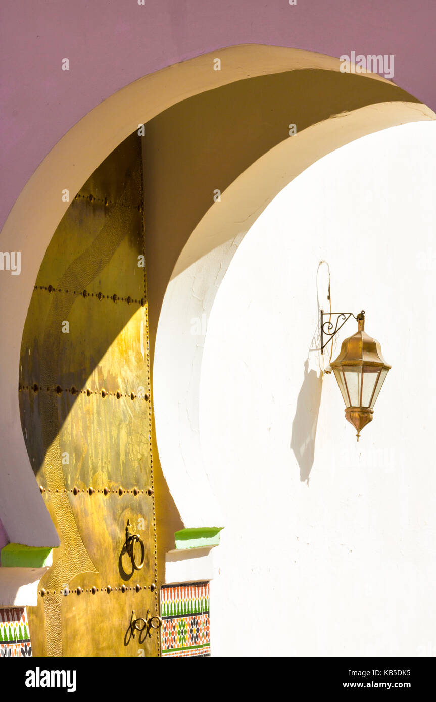 Archway, porte d'or et de la lanterne à l'entrée de la mosquée de la kasbah, Marrakech, Maroc, Afrique du Nord, Afrique Banque D'Images