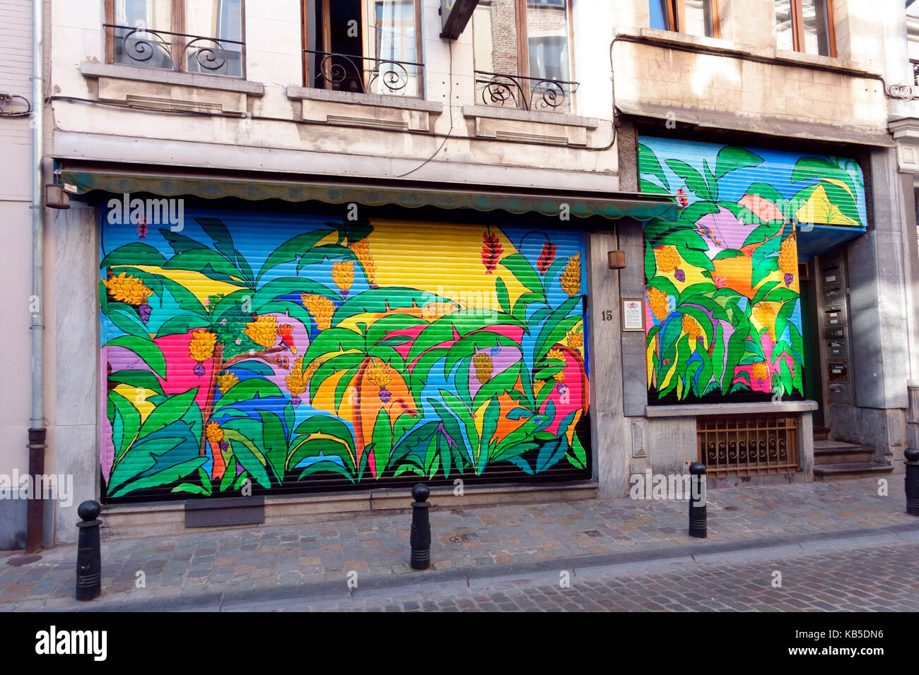 Volets d'art colorées sur la cantina, restaurant brésilien, à Bruxelles, Belgique Banque D'Images