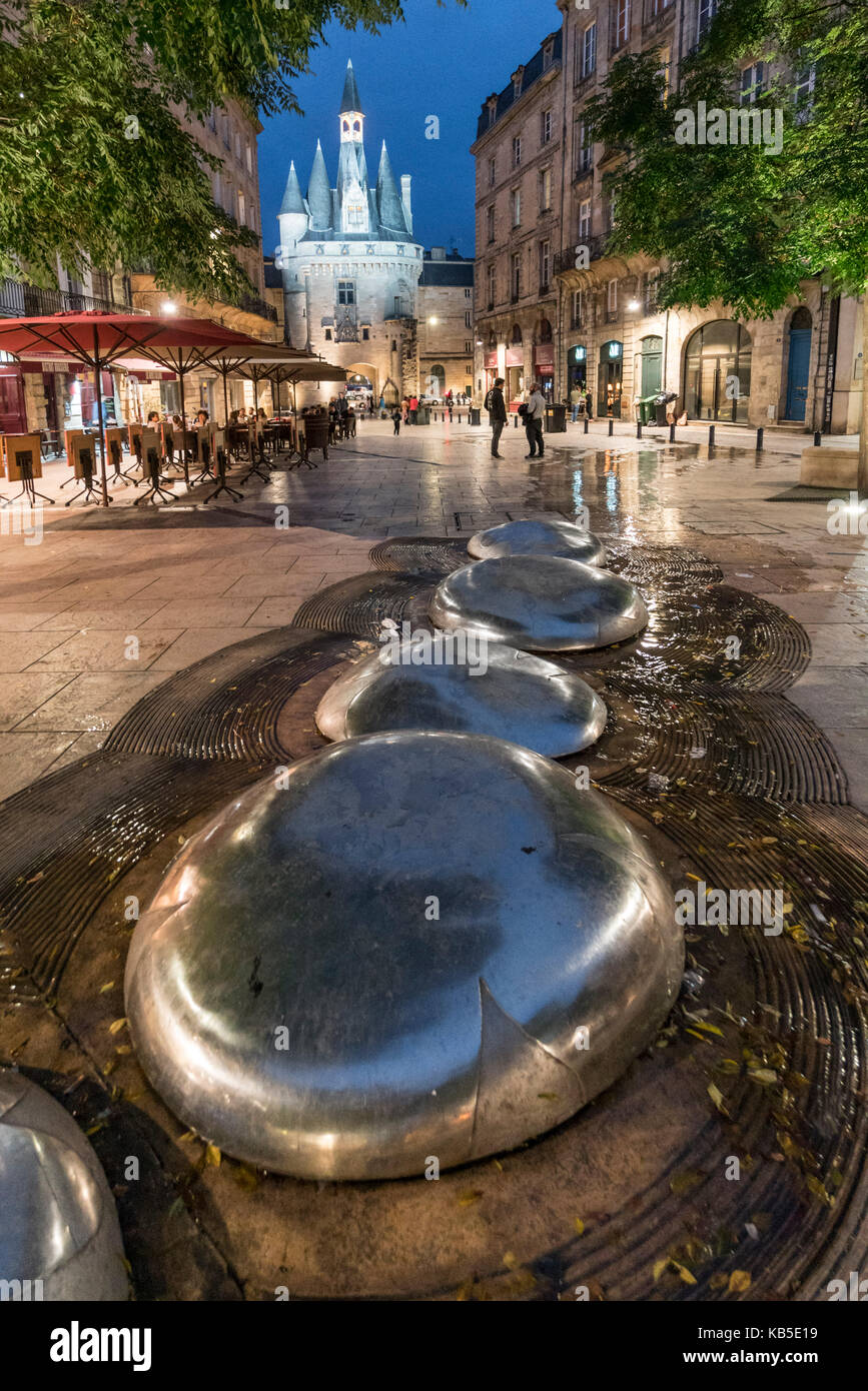 La Fontaine, Place du Palais, Porte Cailhau, Bordeaux, France Photo Stock -  Alamy