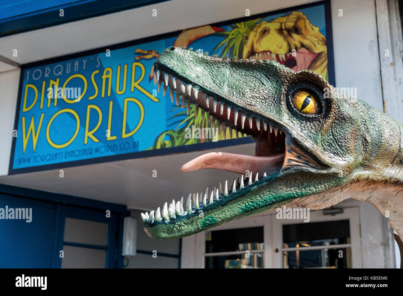 Torquay Raptor Statue Dinosaur Raptor Prehistoric Banque d'image et photos - Alamy