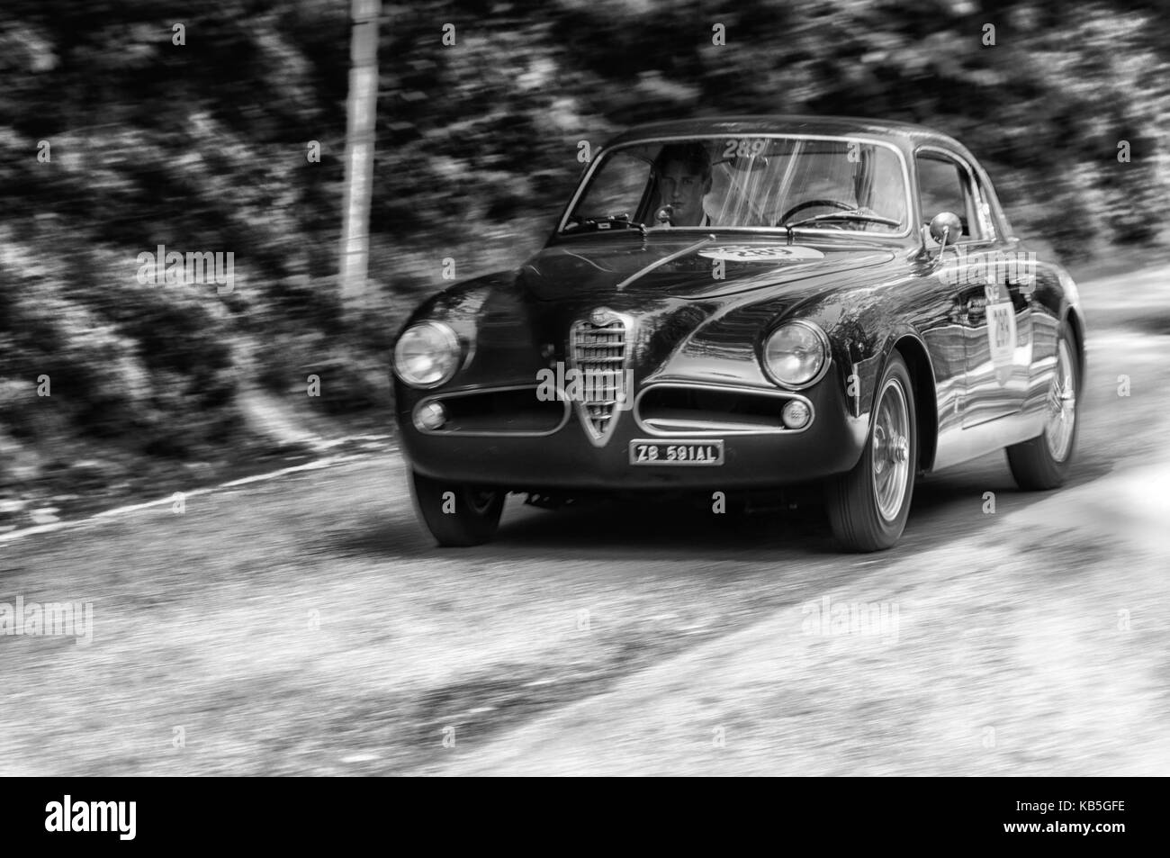 GOLA DEL FURLO, ITALIE - 19 MAI : ALFA ROMEO 1900 C SUPER SPRINT PININFARINA 1953 sur une vieille voiture de course dans le rallye mille Miglia 2017 le célèbre italien His Banque D'Images