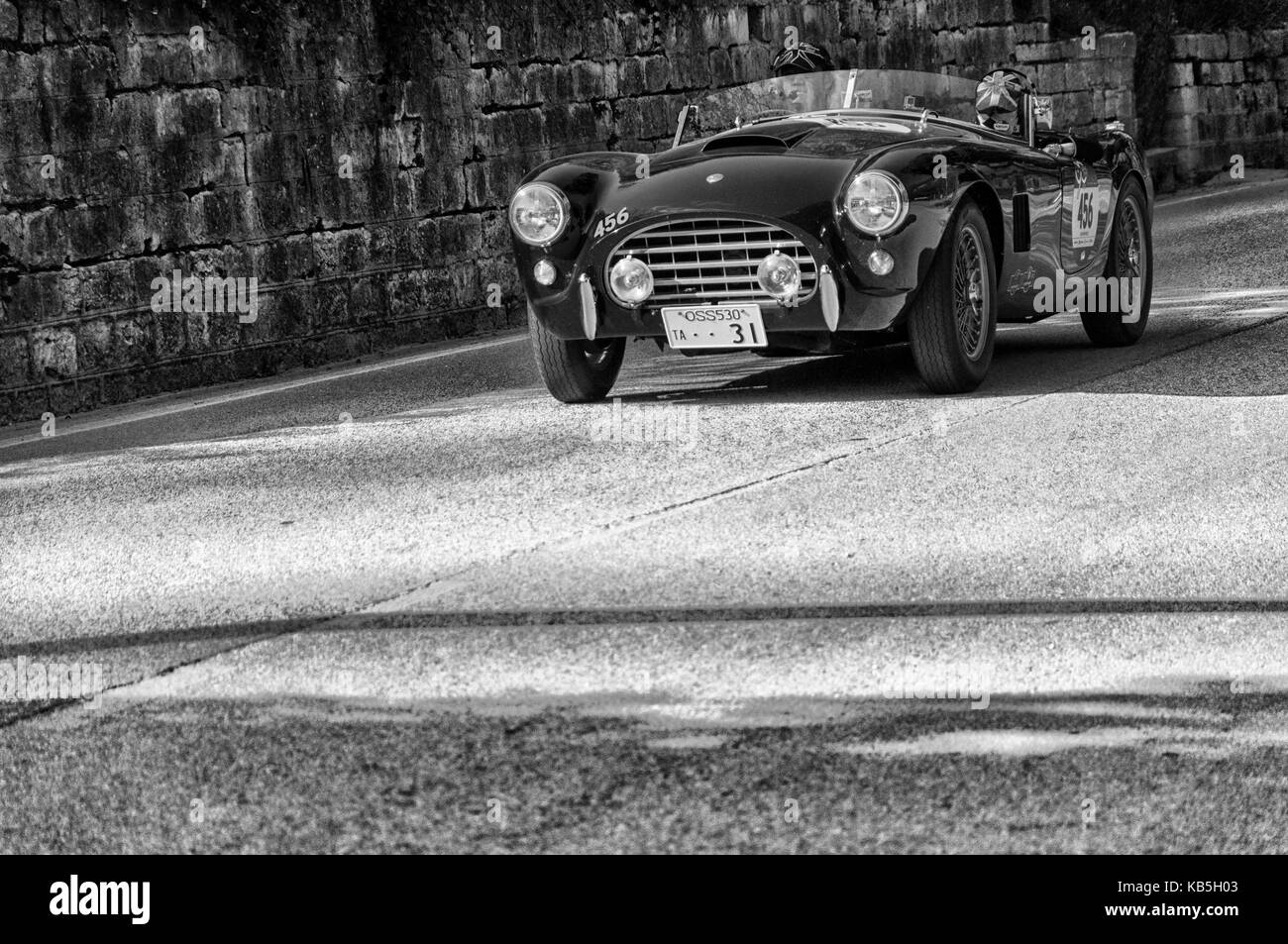 A.C. ACE 1957 sur une vieille voiture de course dans le rallye mille Miglia 2017 la célèbre course historique italienne (1927-1957) le 19 mai 2017 Banque D'Images