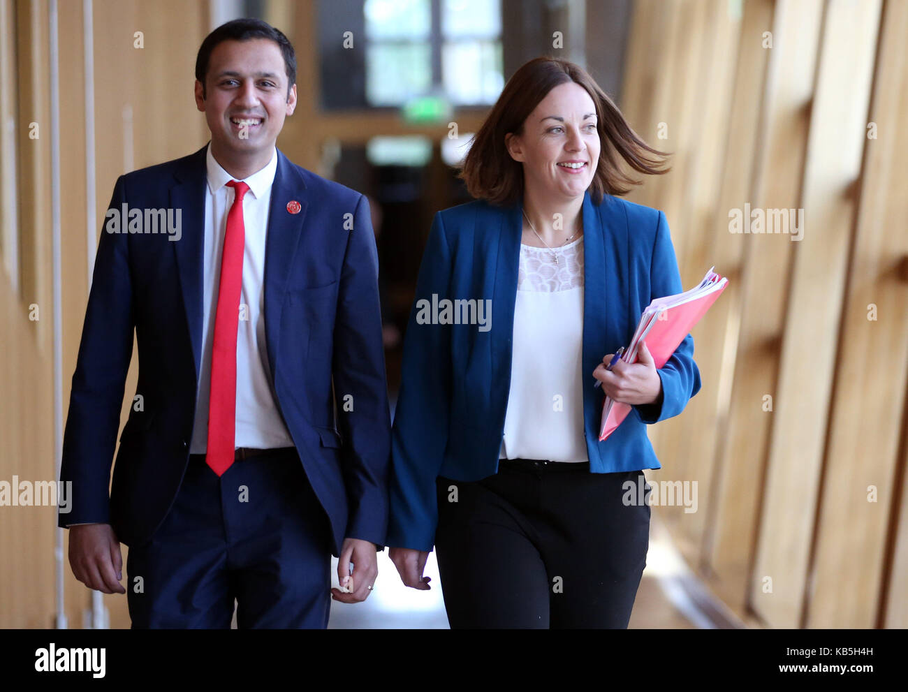 Le candidat du parti travailliste écossais anas sarwar (à gauche) et ancien chef de kezia dugdale arriver en avance de premier ministre à des questions le parlement écossais à Édimbourg. Banque D'Images