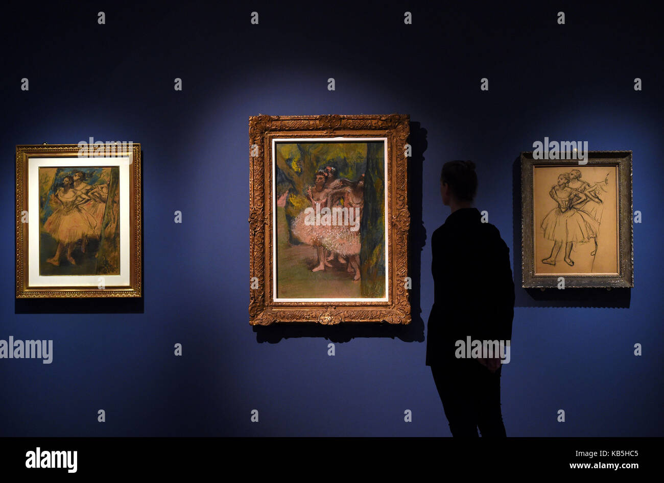 Une femme voit trois variantes de « The Dancers in the Wings » d'Edgar Degas qui sont exposées dans le cadre de l'exposition « Degas: A passion for Perfection » au musée Fitzwilliam de Cambridge. Banque D'Images