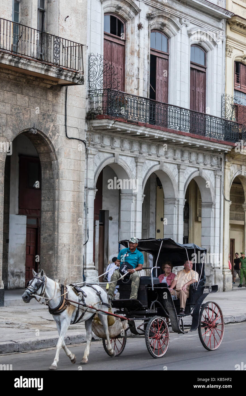 Chariots connue localement sous le nom de voitures à louer à la Havane, Cuba, Antilles, Amérique centrale Banque D'Images