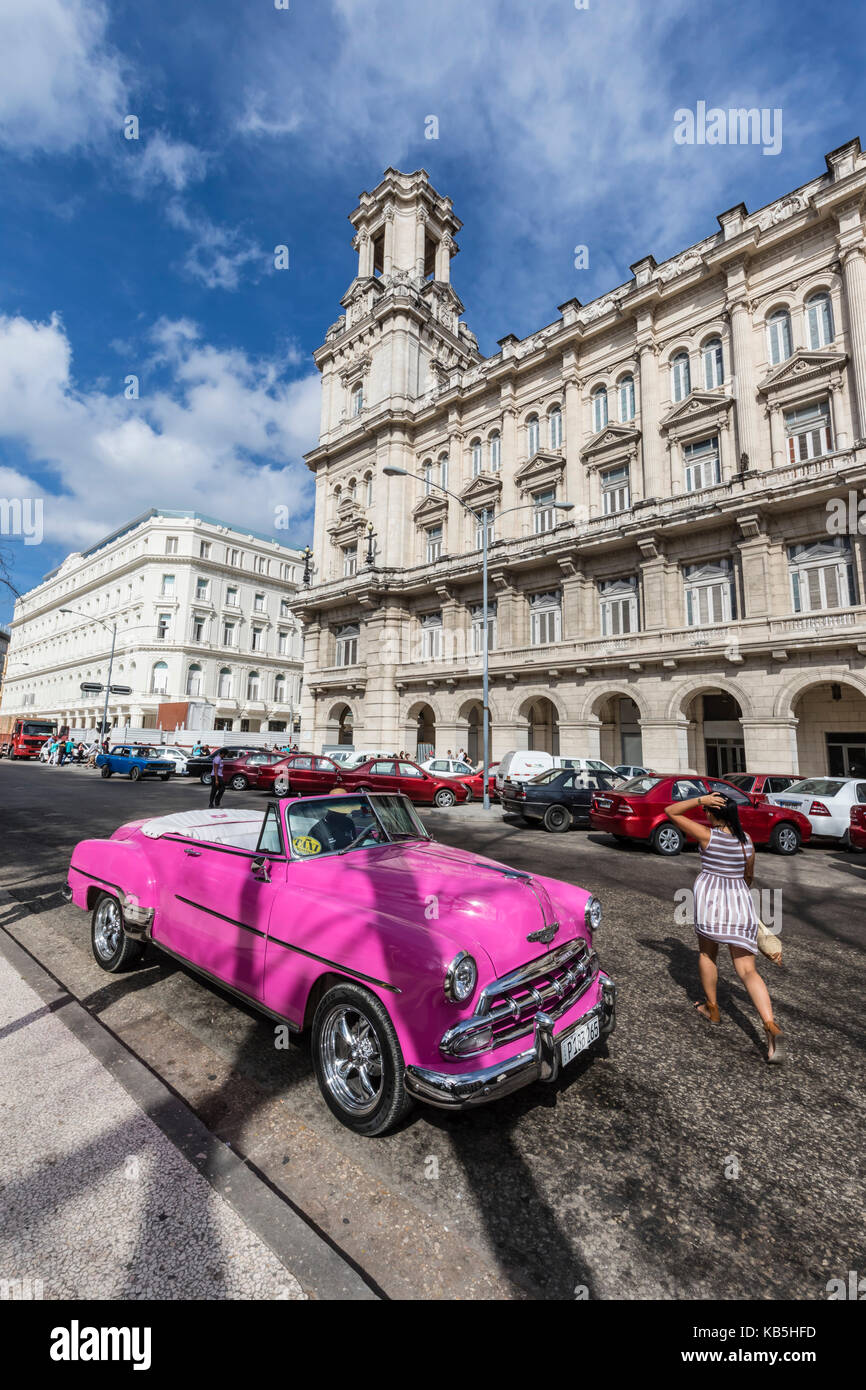 Voiture américaine classique utilisé comme taxi, connu localement comme almendrones, La Havane, Cuba, Antilles, Amérique centrale Banque D'Images