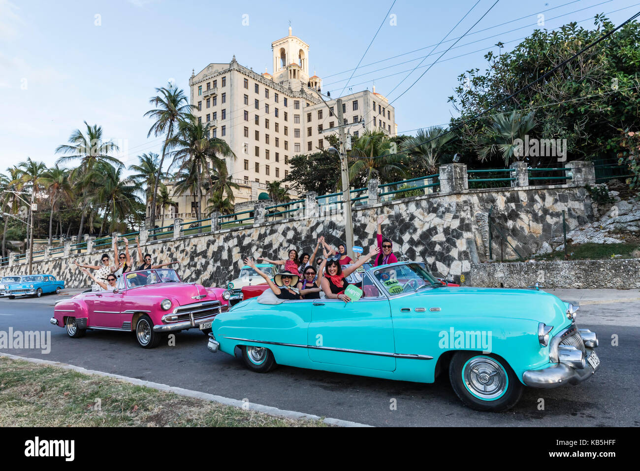 Classic american voitures utilisées comme taxis, connu localement comme almendrones, à la Havane, Cuba, Antilles, Amérique centrale Banque D'Images