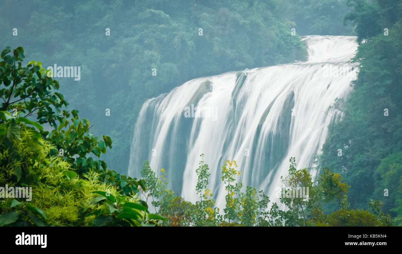 28 septembre 2017 - anshun, Anshun, CHINE - anshun,chine-septembre 2017 :(usage éditorial uniquement. Chine out) Paysages de la cascade de huangguoshu scenic area à anshun, dans la province du Guizhou en Chine du sud-ouest. La cascade de huangguoshu, la plus grande chute d'eau dans la chine et l'un des plus célèbres du monde, est la seule cascade sur la planète qui peuvent être vues de dessus, dessous, devant, derrière, à gauche et à droite. c'est de 77,8 mètres de haut et 101 mètres de large. la cascade principale est de 67 mètres de haut et 83,3 mètres de large rideau d'eau. cave, un 134 mètres de couloir naturel derrière la cascade, permet aux visiteurs de wa Banque D'Images