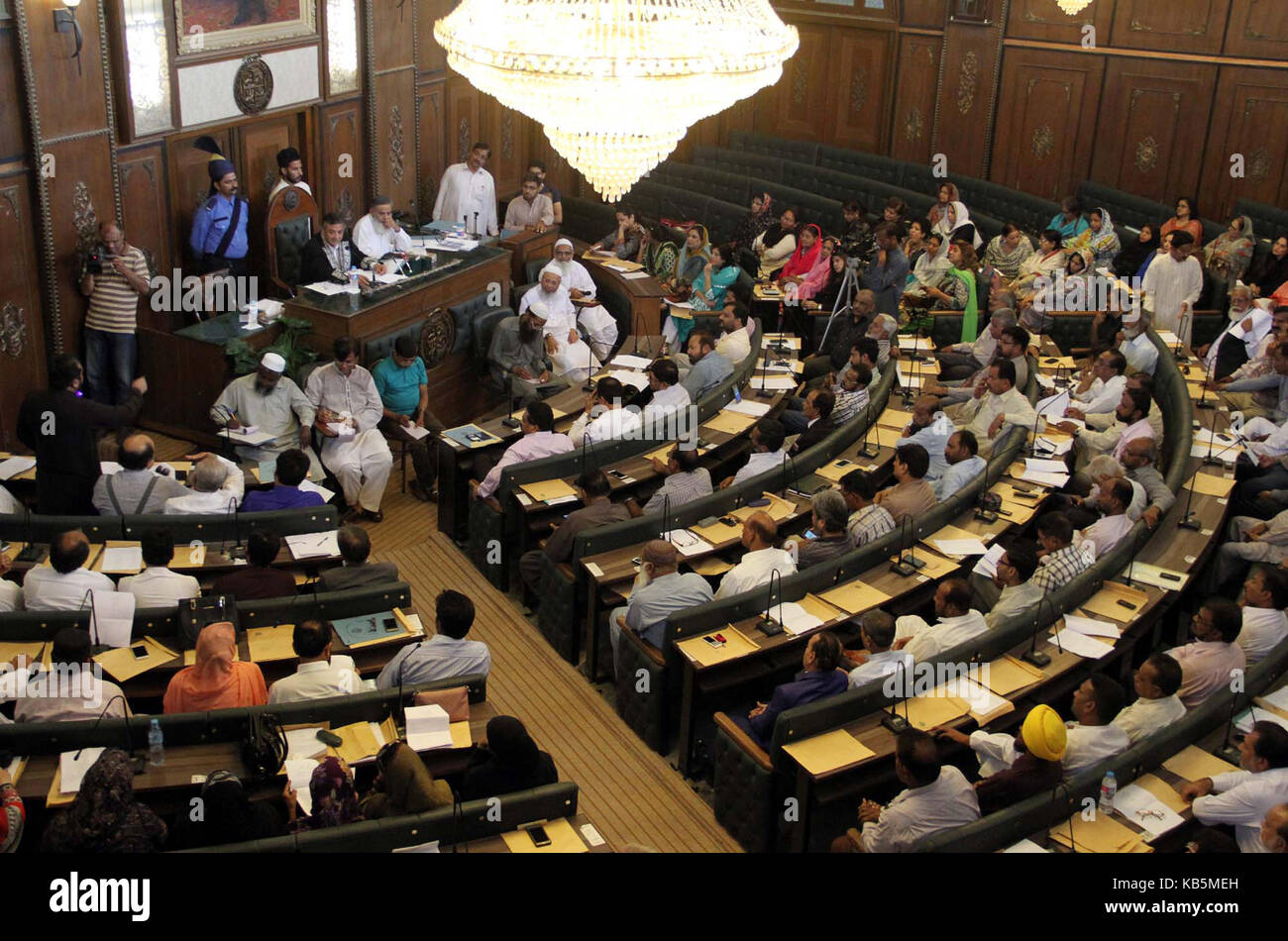 Maire adjoint de metropolitan, arshad vohra holding session du conseil de district à l'ancien bâtiment de kmc à Karachi le mercredi, Septembre 27, 2017. Banque D'Images