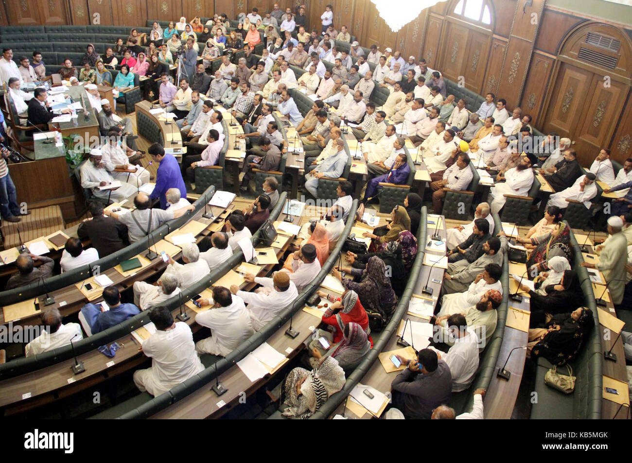 Maire adjoint de metropolitan, arshad vohra holding session du conseil de district à l'ancien bâtiment de kmc à Karachi le mercredi, Septembre 27, 2017. Banque D'Images