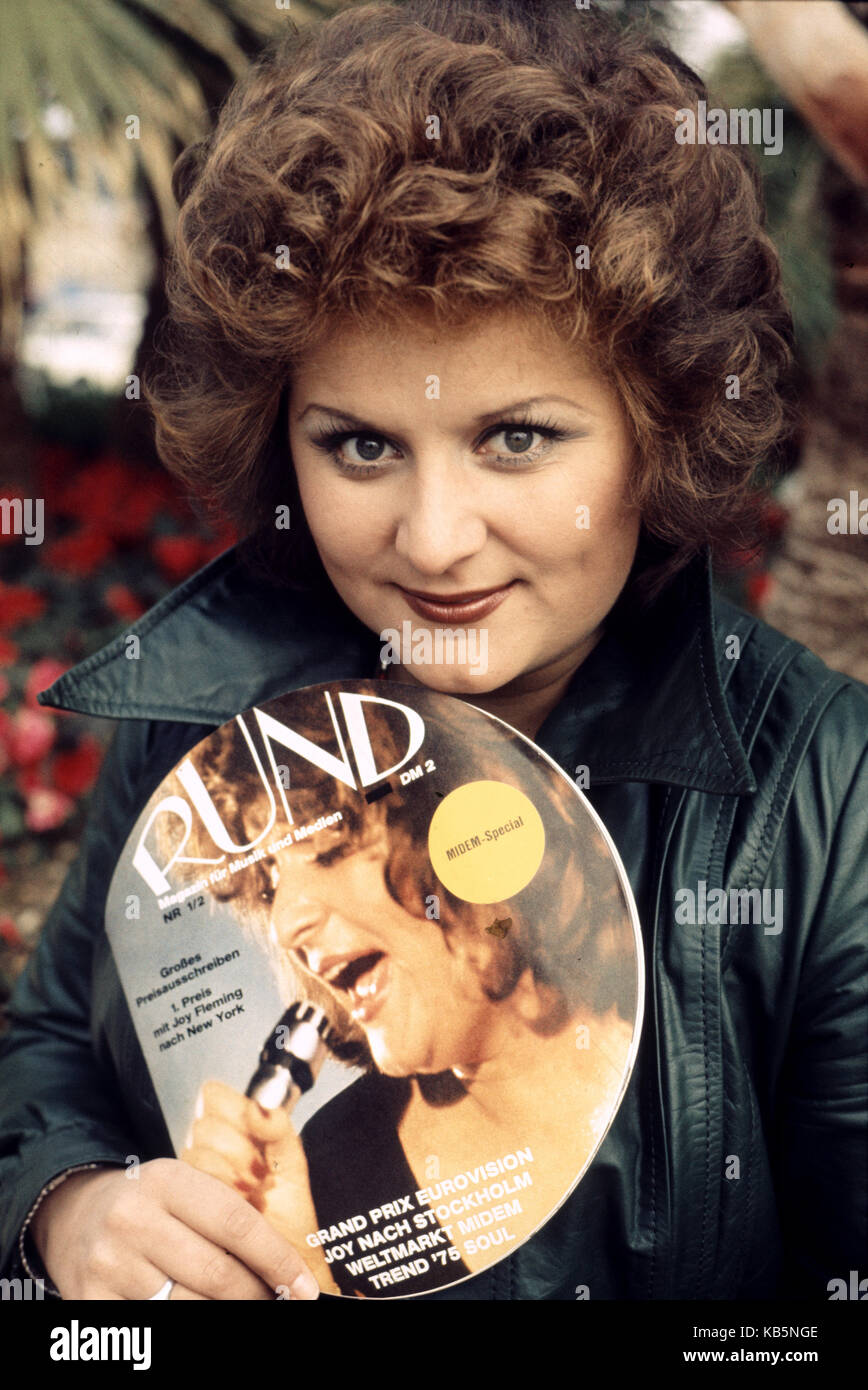 Fichier - chanteuse allemande joy Fleming soutient le magazine 'in' à la  foire de la musique Midem à Cannes, France, 30 janvier 1975. La chanteuse  joy Fleming est mort. Elle est décédée