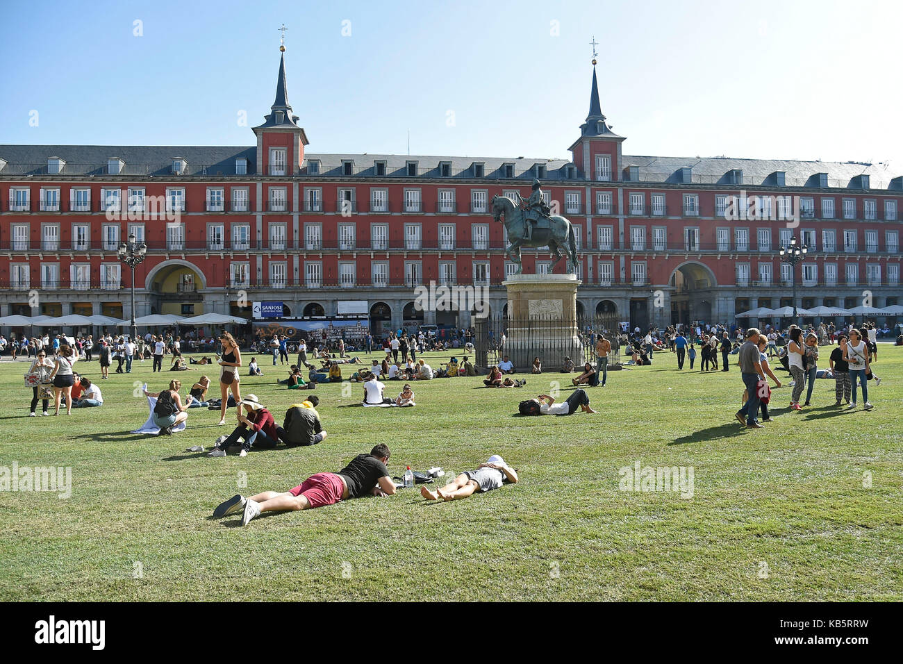 Plaza Mayor de Madrid est devenu une immense pelouse verte de l'herbe naturelle, avec un cercle d'herbe de 70 mètres de diamètre et d'une superficie de 3 500 mètres carrés dans la partie centrale. l'opération a été réalisée par l'artiste madrid spy, lors d'une cérémonie de bienvenue l'automne dans le programme organisé par la ville de Madrid en commémoration du quatrième centenaire de la plaza mayor. 28/09/2017 Credit : gtres información más comuniación sur ligne, s.l./Alamy live news Banque D'Images